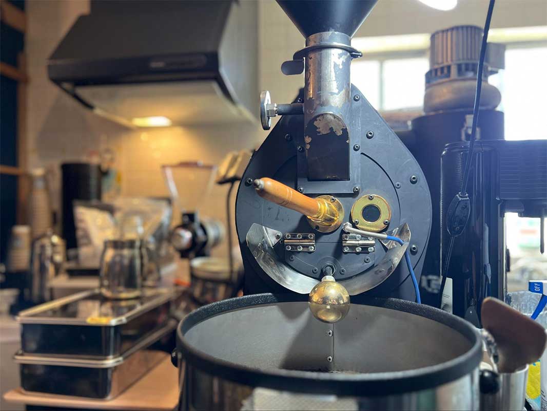 英国風カフェで心やすらぐひとときを。「BASSHILINE COFFEE（バッシラインコーヒー）」のスペシャルティコーヒーと絶品パブロバケーキ（沖縄市）