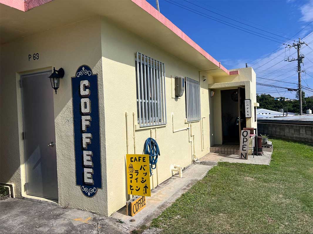 英国風カフェで心やすらぐひとときを。「BASSHILINE COFFEE（バッシラインコーヒー）」のスペシャルティコーヒーと絶品パブロバケーキ（沖縄市）