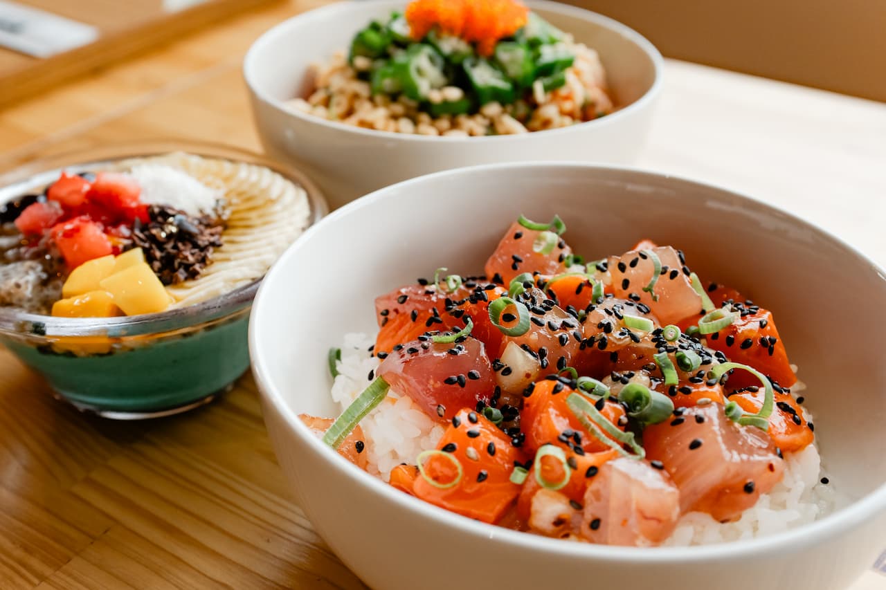 新鮮な沖縄の恵みを味わう、ハワイ生まれのポケボウル専門店「Poke Boo（ポケブー）名護店」（名護市）