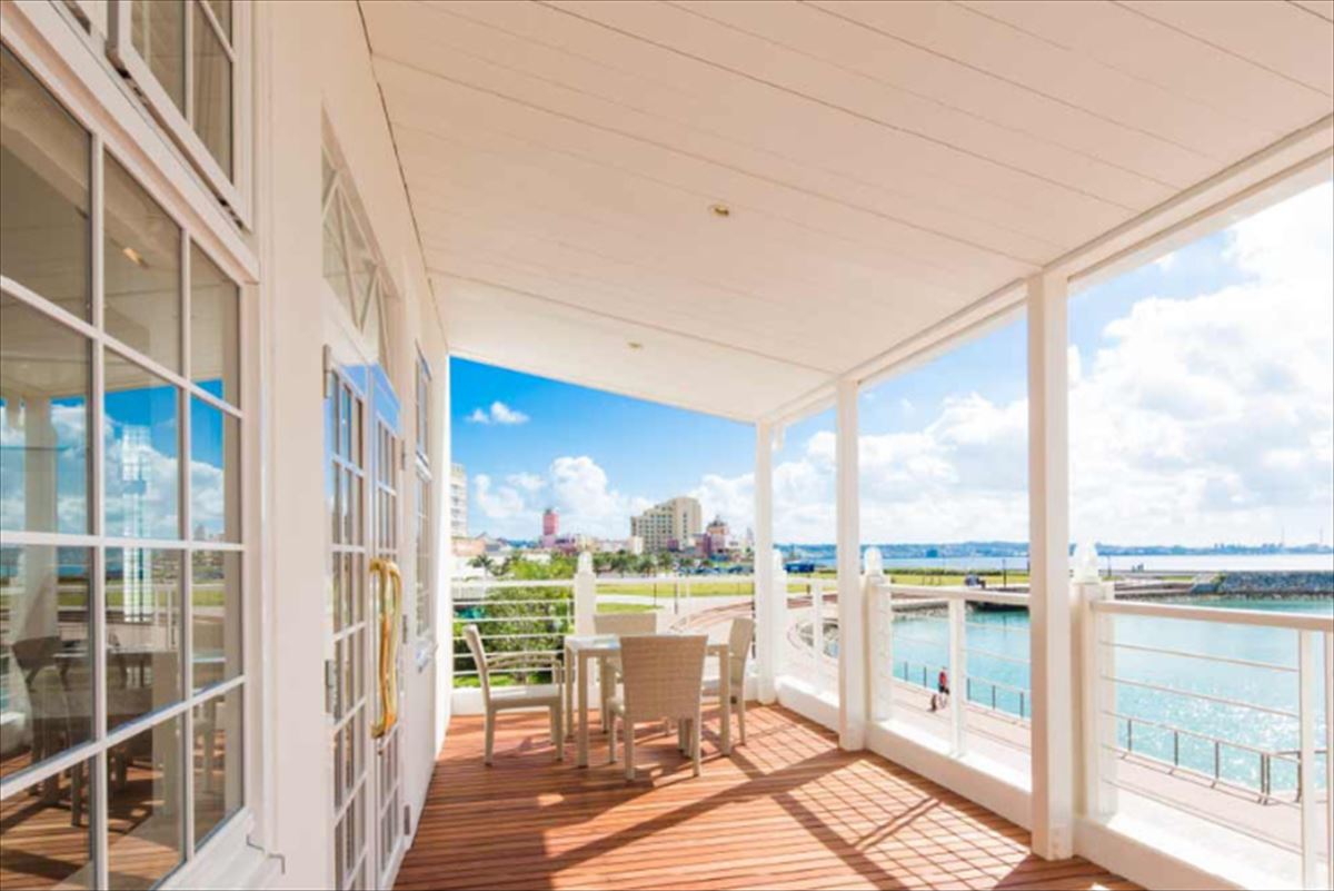 青い海を望む特別な場所で一生の宝物を～北谷町「ムクベル」で出会うブライダルリング～