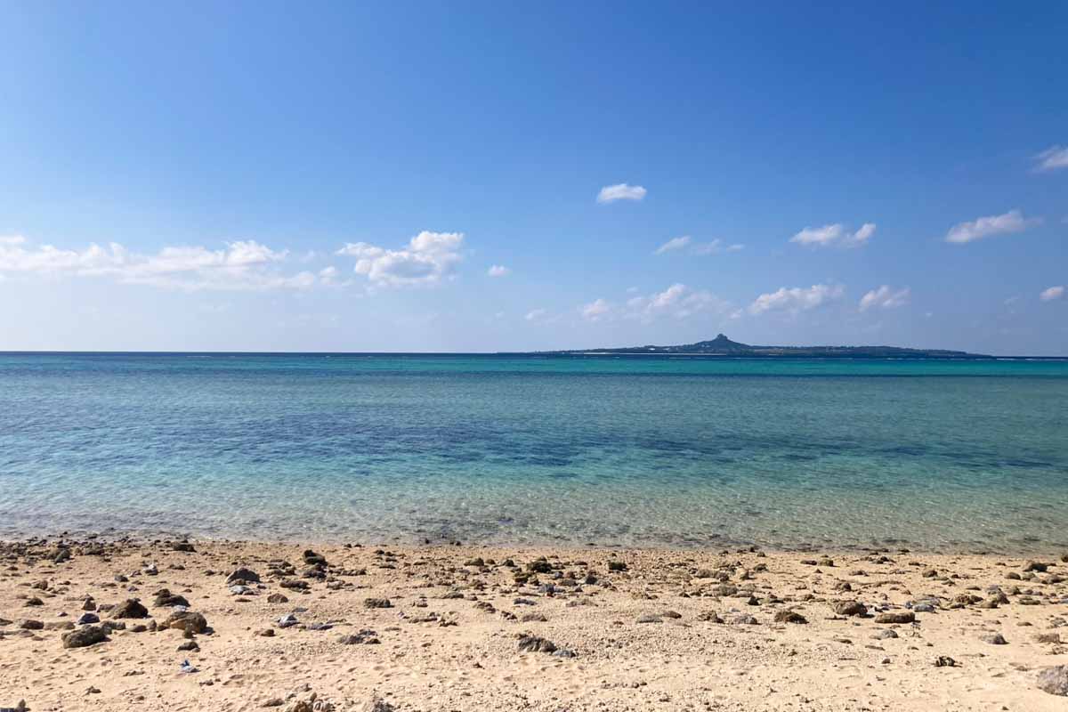 フクギ並木からほど近い！穏やかな海が広がる「備瀬の浜（備瀬ビーチ）」で癒しのひとときを味わおう（本部町）