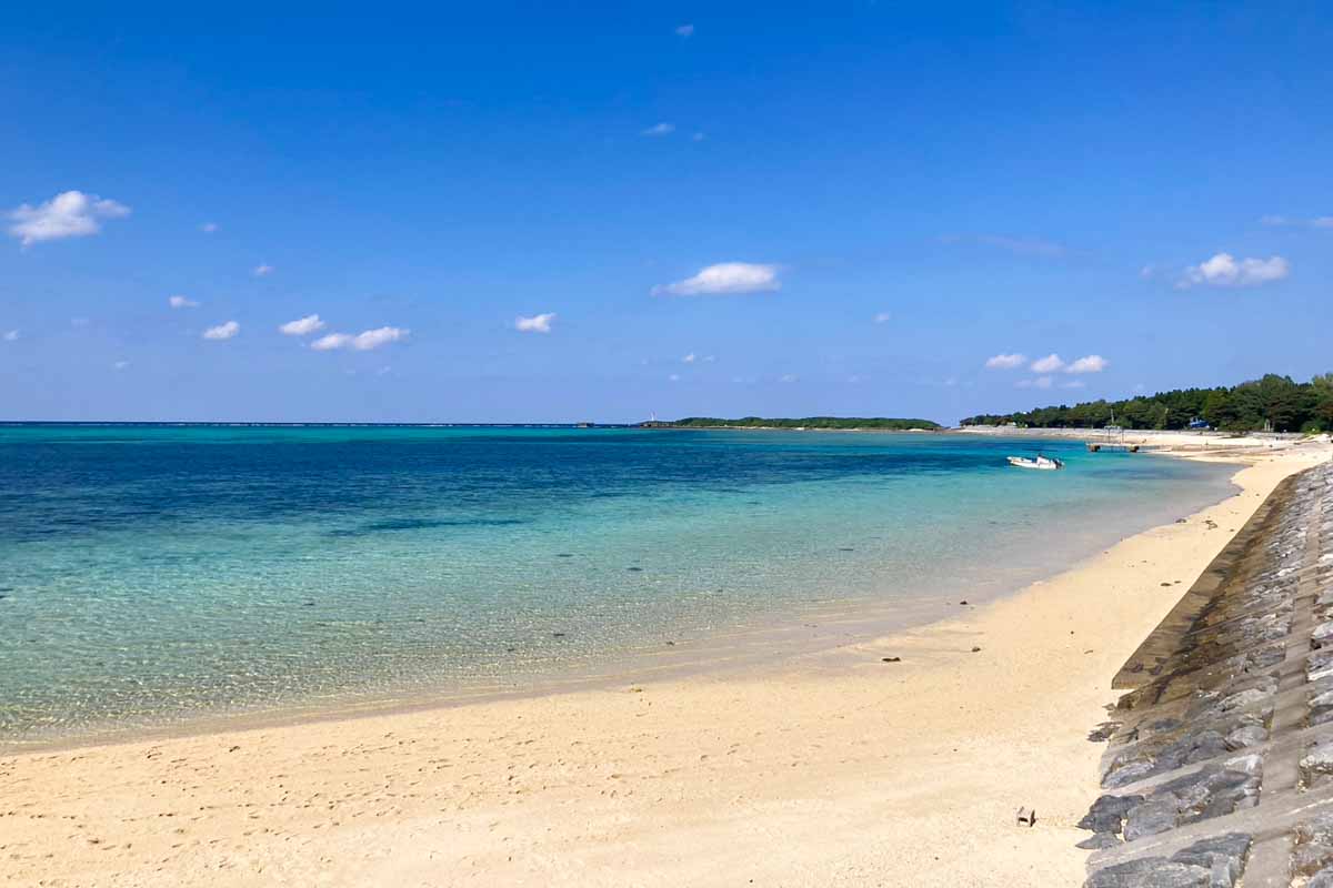 フクギ並木からほど近い！穏やかな海が広がる備瀬の浜（備瀬ビーチ）で癒しのひとときを味わおう（本部町）