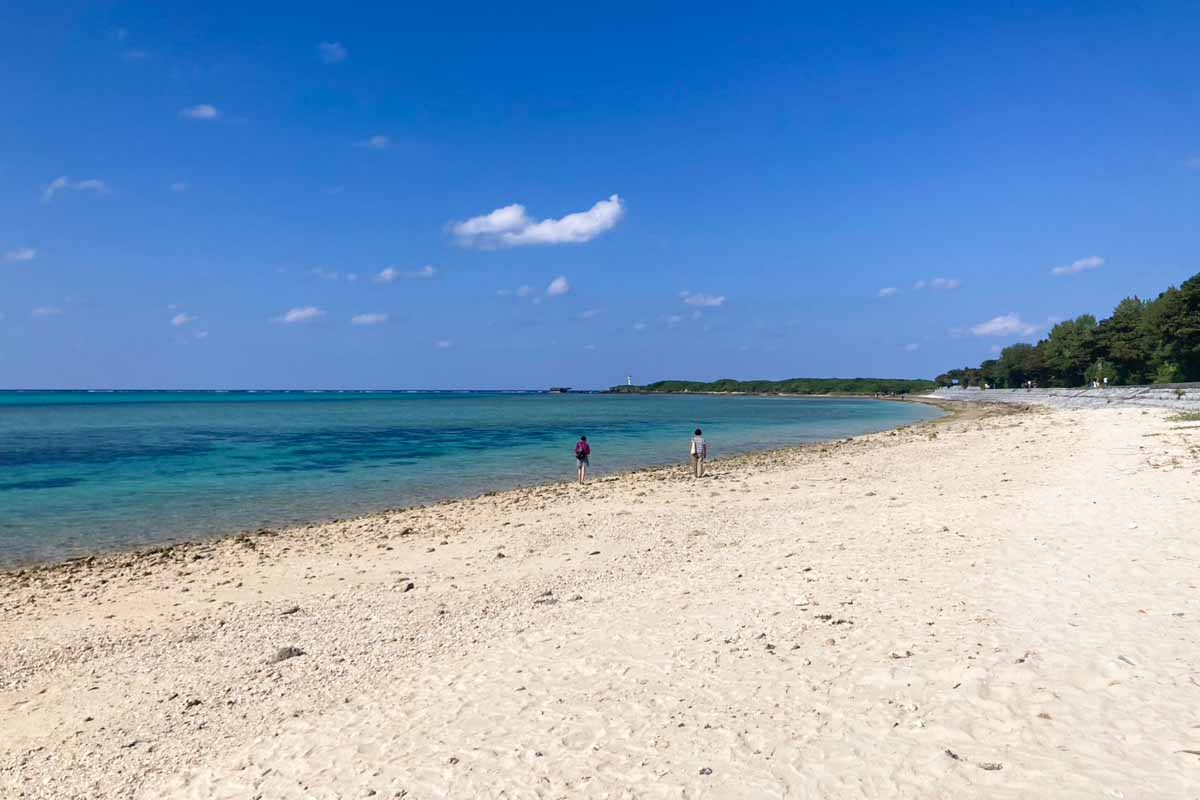 フクギ並木からほど近い！穏やかな海が広がる備瀬の浜（備瀬ビーチ）で癒しのひとときを味わおう（本部町）