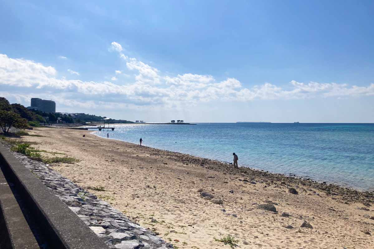 フクギ並木からほど近い！穏やかな海が広がる備瀬の浜（備瀬ビーチ）で癒しのひとときを味わおう（本部町）