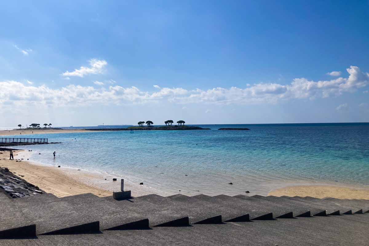 フクギ並木からほど近い！穏やかな海が広がる備瀬の浜（備瀬ビーチ）で癒しのひとときを味わおう（本部町）