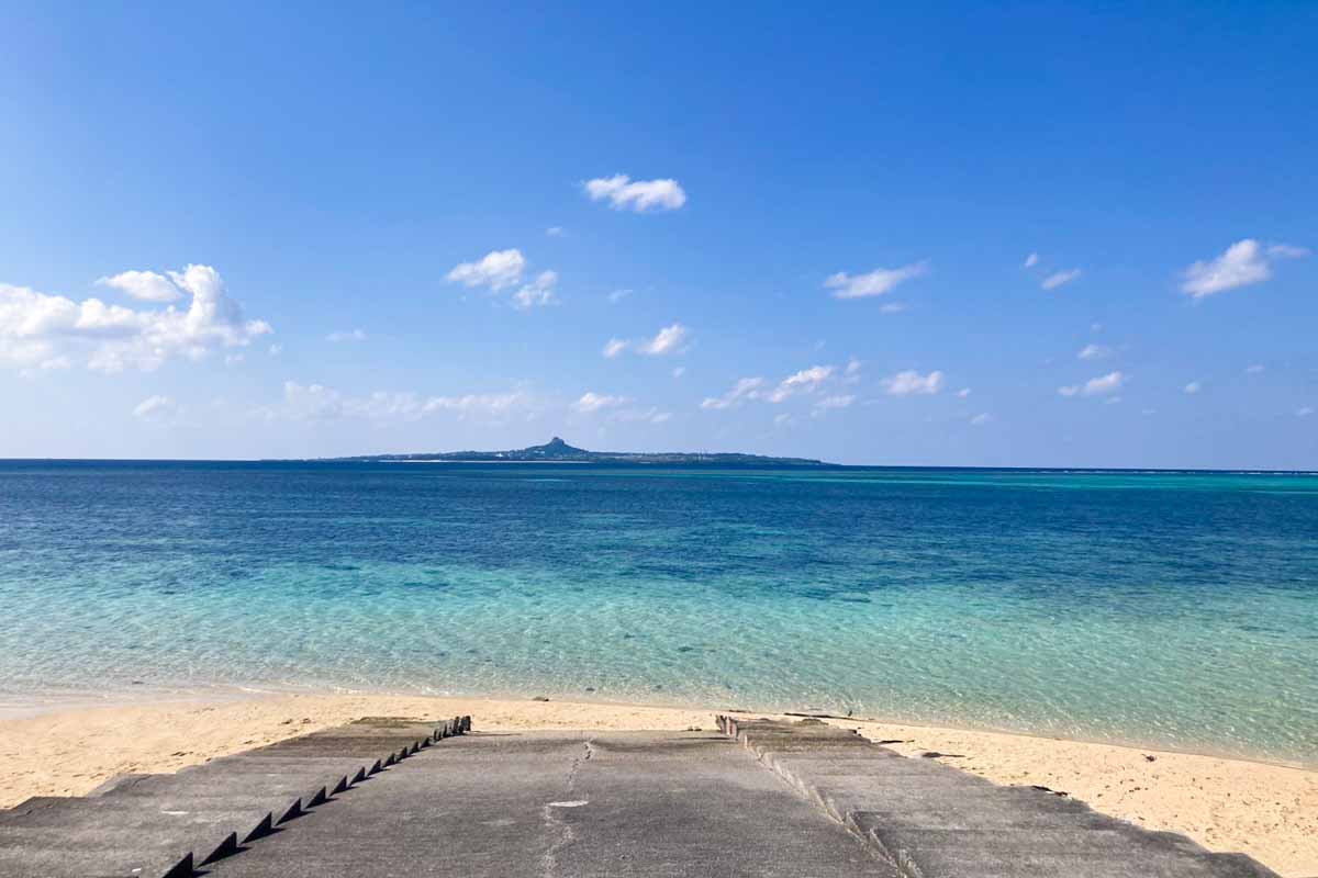 フクギ並木からほど近い！穏やかな海が広がる備瀬の浜（備瀬ビーチ）で癒しのひとときを味わおう（本部町）