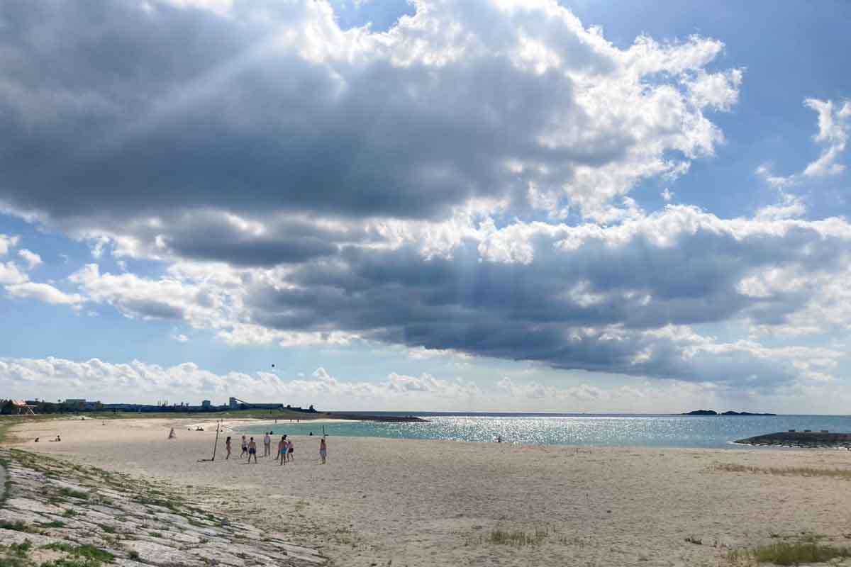 太陽が映える絶景スポット！豊崎海浜公園「美らSUNビーチ」の開放感と多機能性（豊見城市）
