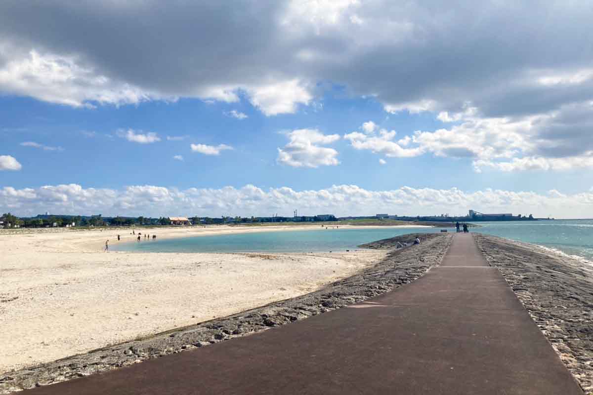 太陽が映える絶景スポット！豊崎海浜公園「美らSUNビーチ」の開放感と多機能性（豊見城市）