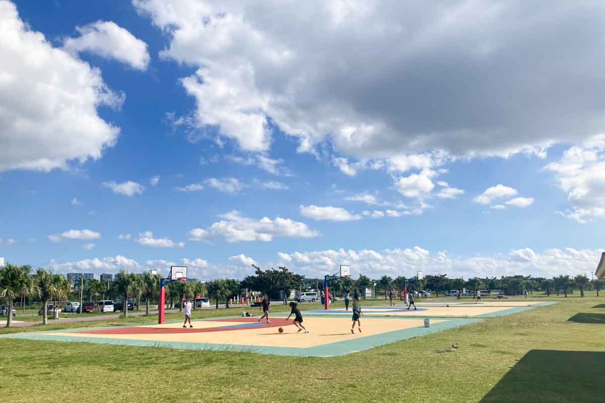 太陽が映える絶景スポット！豊崎海浜公園「美らSUNビーチ」の開放感と多機能性（豊見城市）