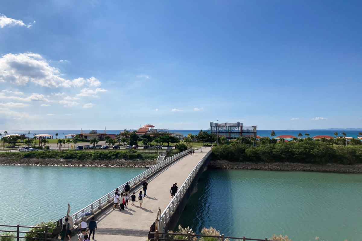 太陽が映える絶景スポット！豊崎海浜公園「美らSUNビーチ」の開放感と多機能性（豊見城市）