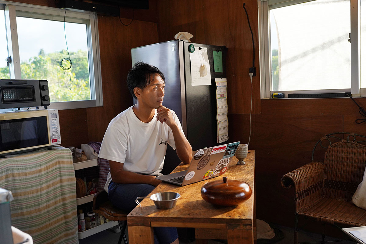 西表島で「工業を民藝化」する移住者・松本亮さんの挑戦『教えて島暮らし　〜沖縄移住者の声〜』