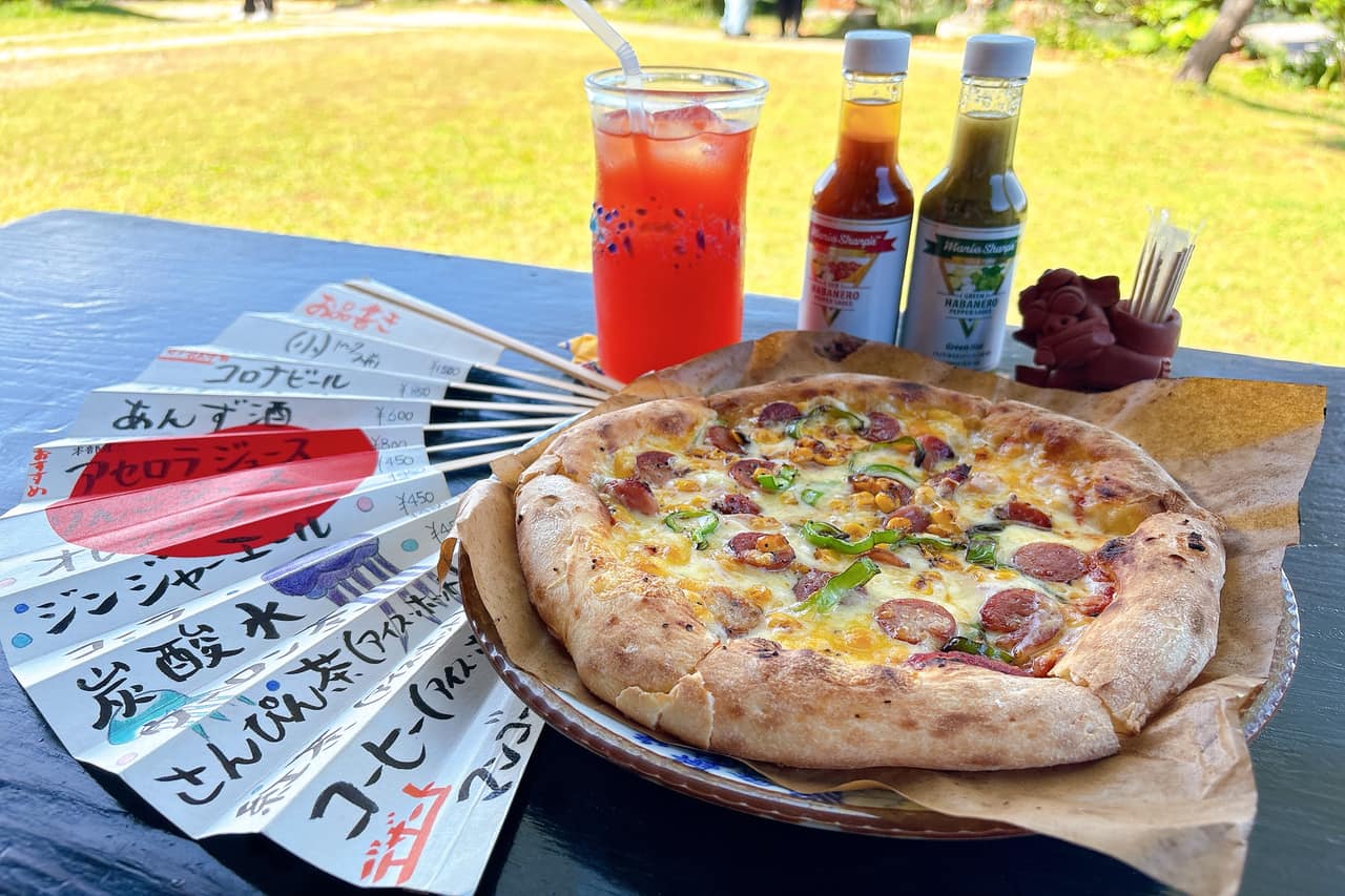 沖縄の絶景ピザスポット「ピザ喫茶 花人逢（かじんほう）」で過ごす至福の時間（本部町）