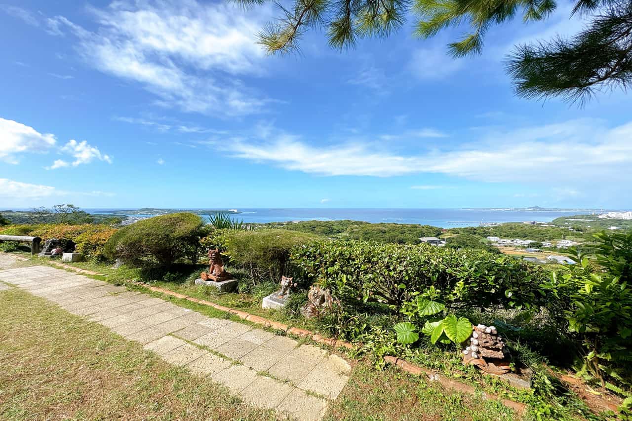 沖縄の絶景ピザスポット「ピザ喫茶 花人逢（かじんほう）」で過ごす至福の時間（本部町）