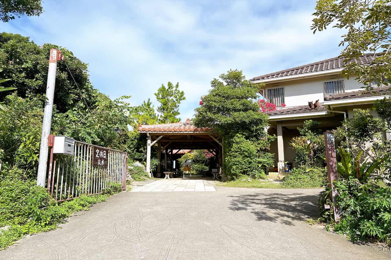 沖縄の絶景ピザスポット「ピザ喫茶 花人逢（かじんほう）」で過ごす至福の時間（本部町）