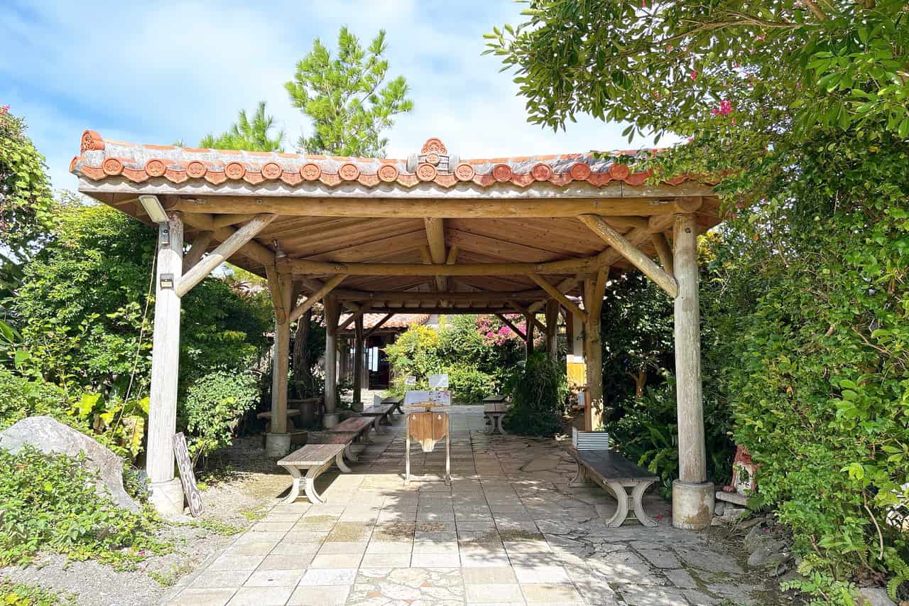 沖縄の絶景ピザスポット「ピザ喫茶 花人逢（かじんほう）」で過ごす至福の時間（本部町）