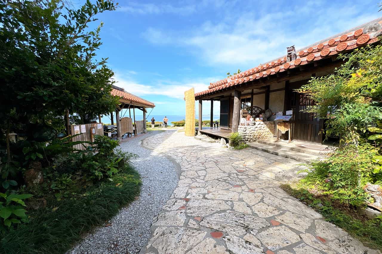 沖縄の絶景ピザスポット「ピザ喫茶 花人逢（かじんほう）」で過ごす至福の時間（本部町）