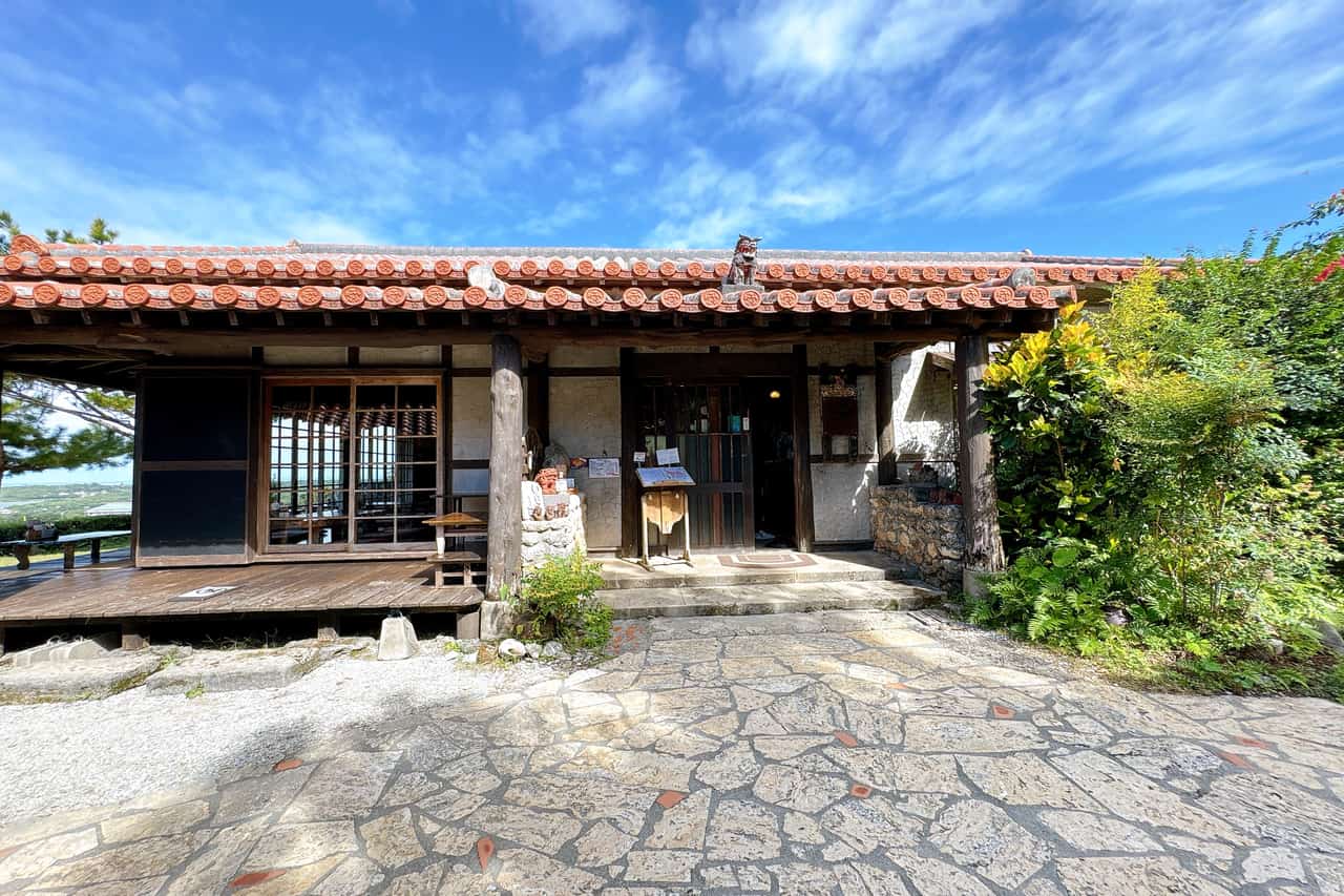 沖縄の絶景ピザスポット「ピザ喫茶 花人逢（かじんほう）」で過ごす至福の時間（本部町）