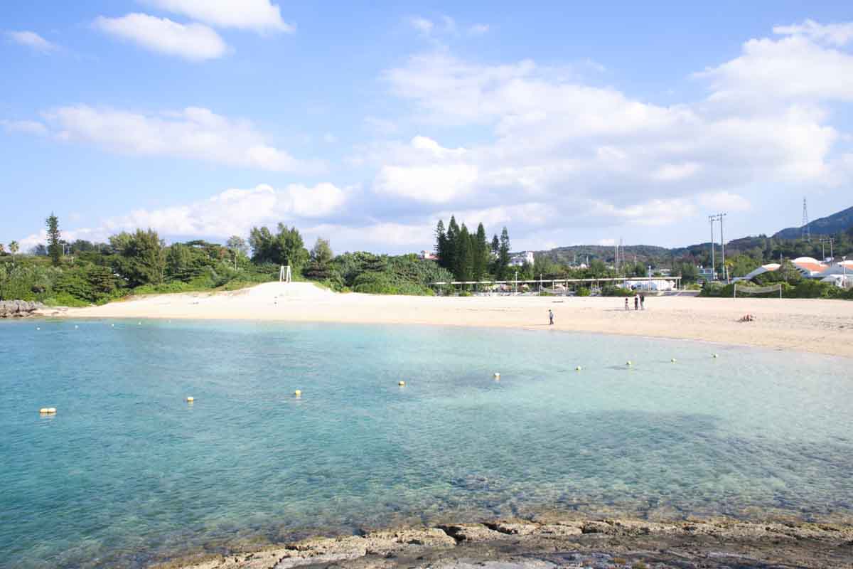 アクセス抜群！穏やかできれいな海でマリンスポーツとBBQが楽しめる恩納村海浜公園「ナビービーチ」（恩納村）
