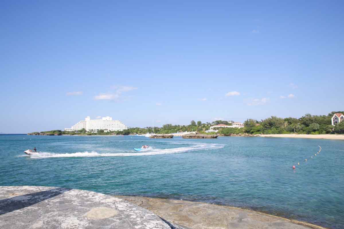 アクセス抜群！穏やかできれいな海でマリンスポーツとBBQが楽しめる恩納村海浜公園「ナビービーチ」（恩納村）