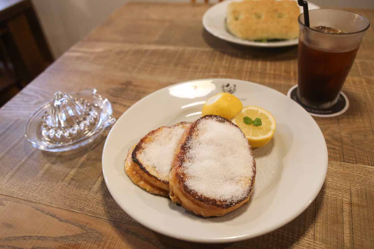 帰ってきた朝の憩いの場。レモンシュガーでいただく新感覚のフレンチトーストに心ときめく「オハコルテベーカリー」（那覇市）