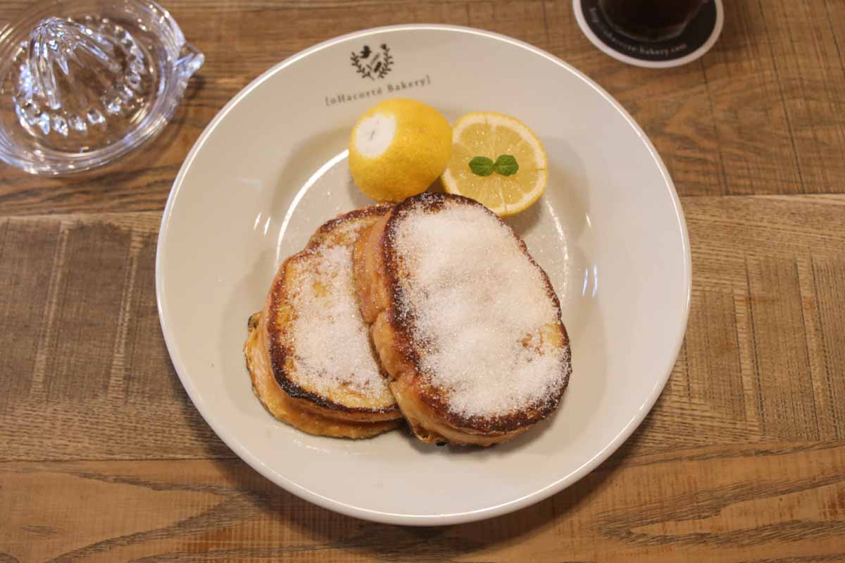 帰ってきた朝の憩いの場。レモンシュガーでいただく新感覚のフレンチトーストに心ときめく「オハコルテベーカリー」（那覇市）