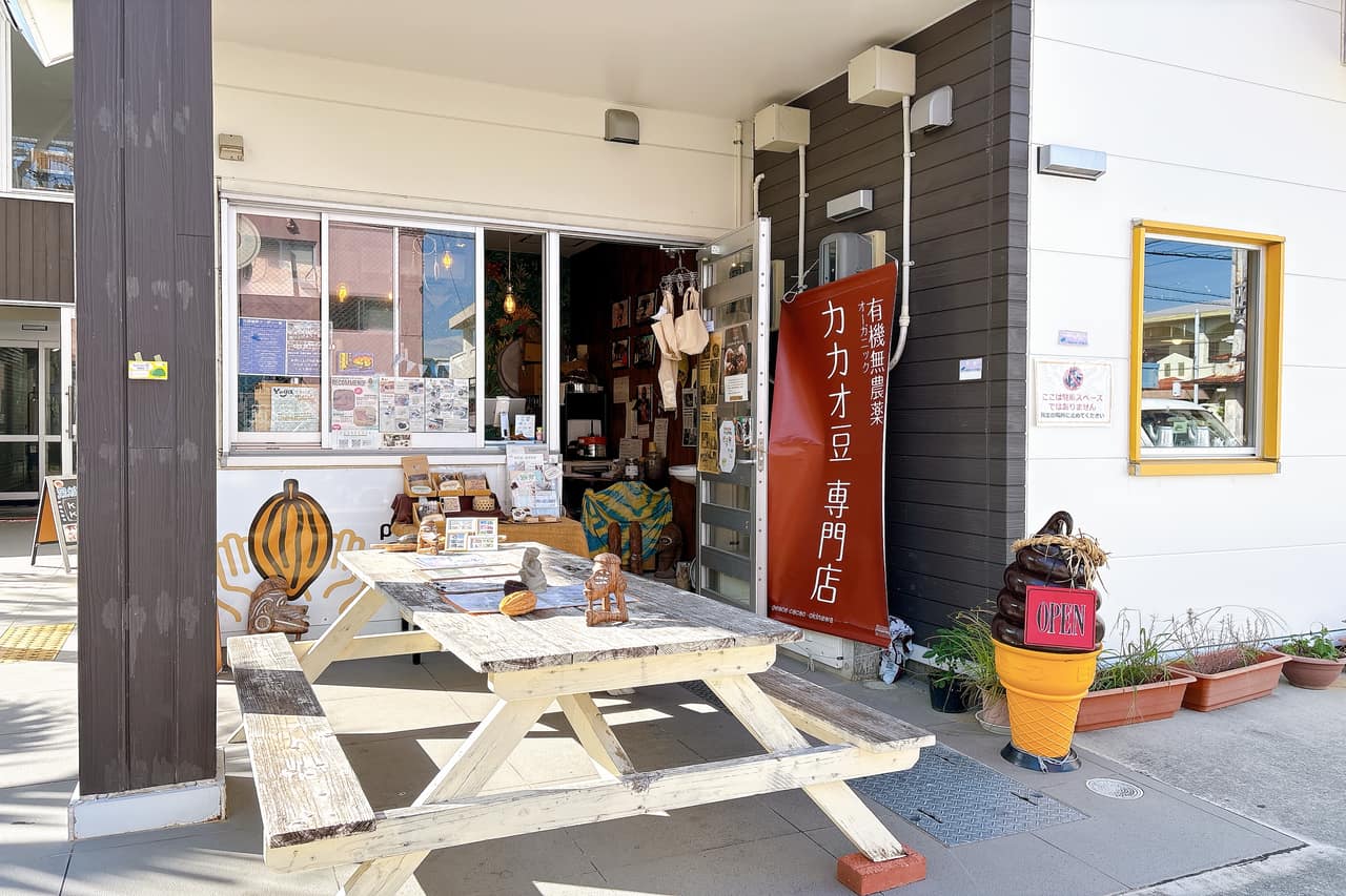 完全無農薬ソロモン諸島産カカオ豆を使ったスイーツやドリンクが楽しめる「peace cacao okinawa（ピースカカオ沖縄）」（糸満市）
