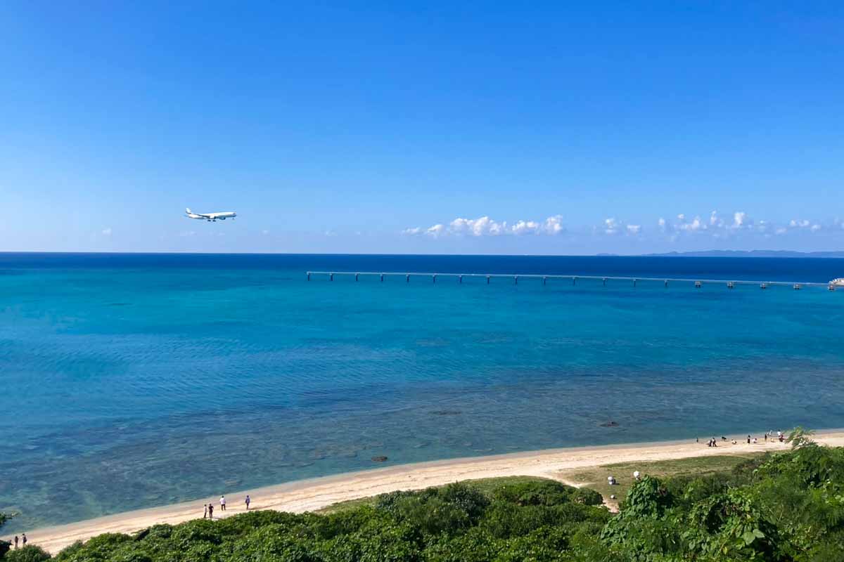 飛行機の迫力を体感！瀬長島サンセットパーク内の2つの海岸線と施設の魅力をお届け（瀬長島）