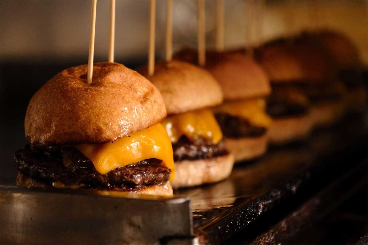 日本一の「和バーガー」が沖縄初上陸！『BRISK STAND』が名護にグランドオープン　“2度焼き”する香ばしいバーガーにかぶりつけ！