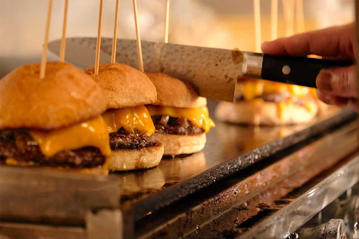 日本一の「和バーガー」が沖縄初上陸！『BRISK STAND』が名護にグランドオープン　“2度焼き”する香ばしいバーガーにかぶりつけ！