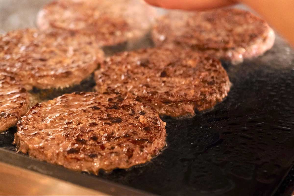 日本一の「和バーガー」が沖縄初上陸！『BRISK STAND』が名護にグランドオープン　“2度焼き”する香ばしいバーガーにかぶりつけ！