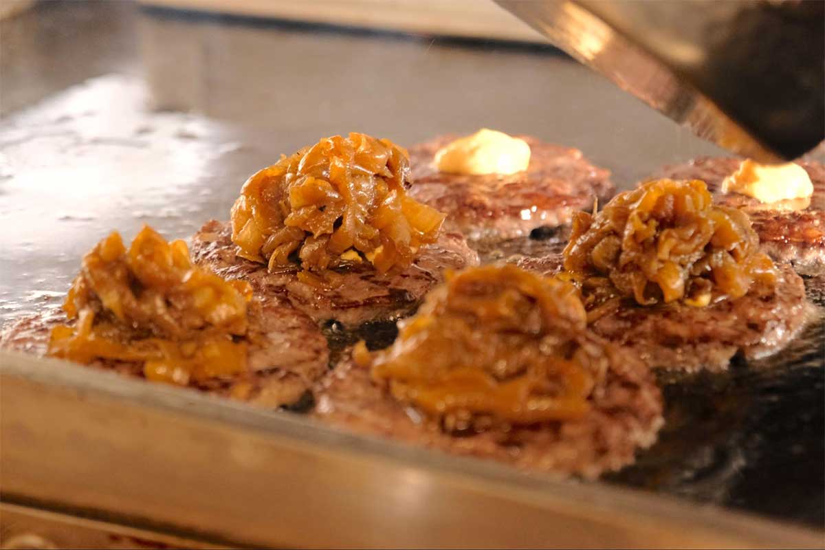 日本一の「和バーガー」が沖縄初上陸！『BRISK STAND』が名護にグランドオープン　“2度焼き”する香ばしいバーガーにかぶりつけ！