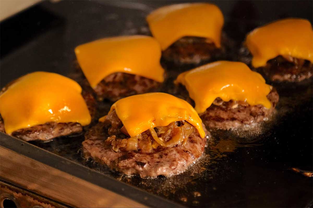 日本一の「和バーガー」が沖縄初上陸！『BRISK STAND』が名護にグランドオープン　“2度焼き”する香ばしいバーガーにかぶりつけ！