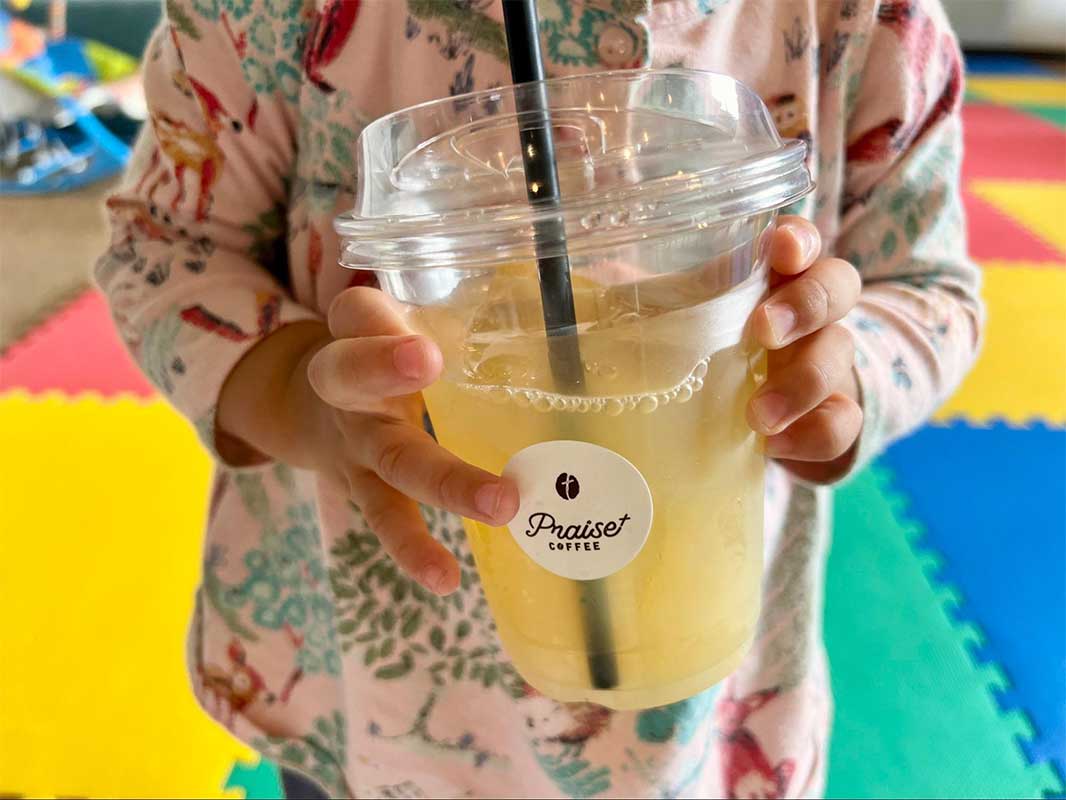 子連れ必見！キッズルーム完備の自家焙煎カフェ「PRAISE COFFEE STORE（プレイズコーヒーストア）」で安らぎの時間（南城市）