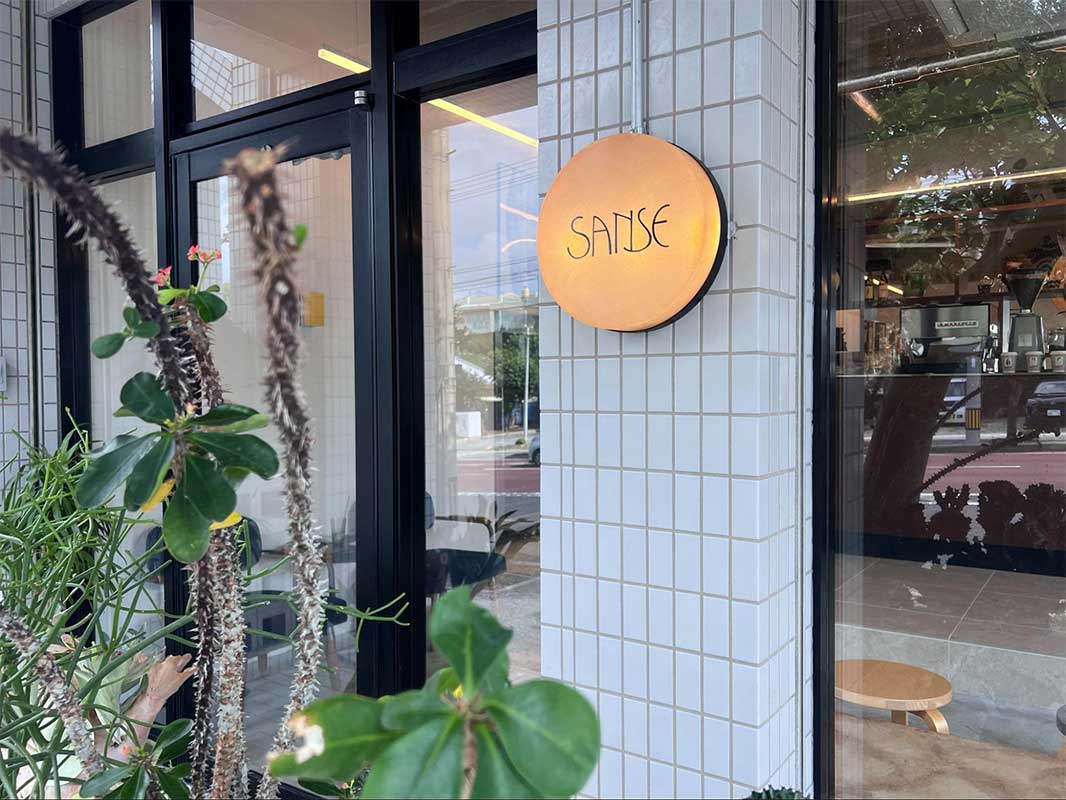美容師オーナーが手がけた美的空間！コーヒー・ワイン・アートが交差する洗練カフェ「SANSE（サンス） 」（浦添市）