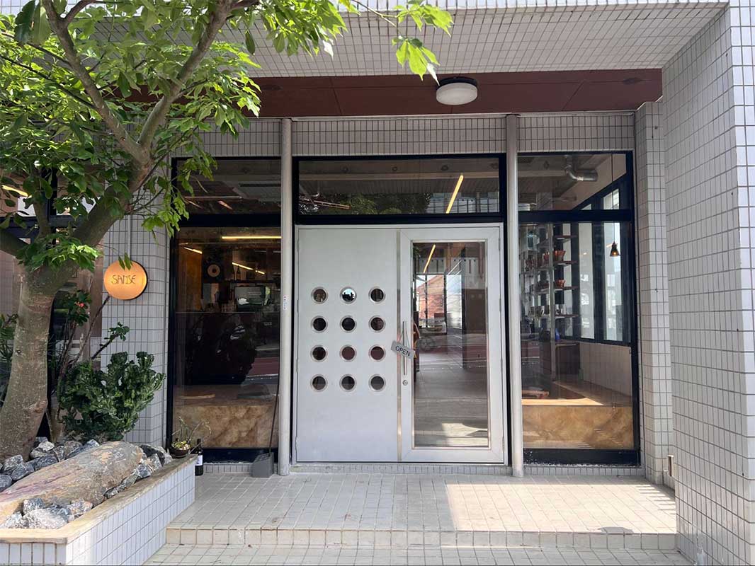 美容師オーナーが手がけた美的空間！コーヒー・ワイン・アートが交差する洗練カフェ「SANSE（サンス） 」（浦添市）