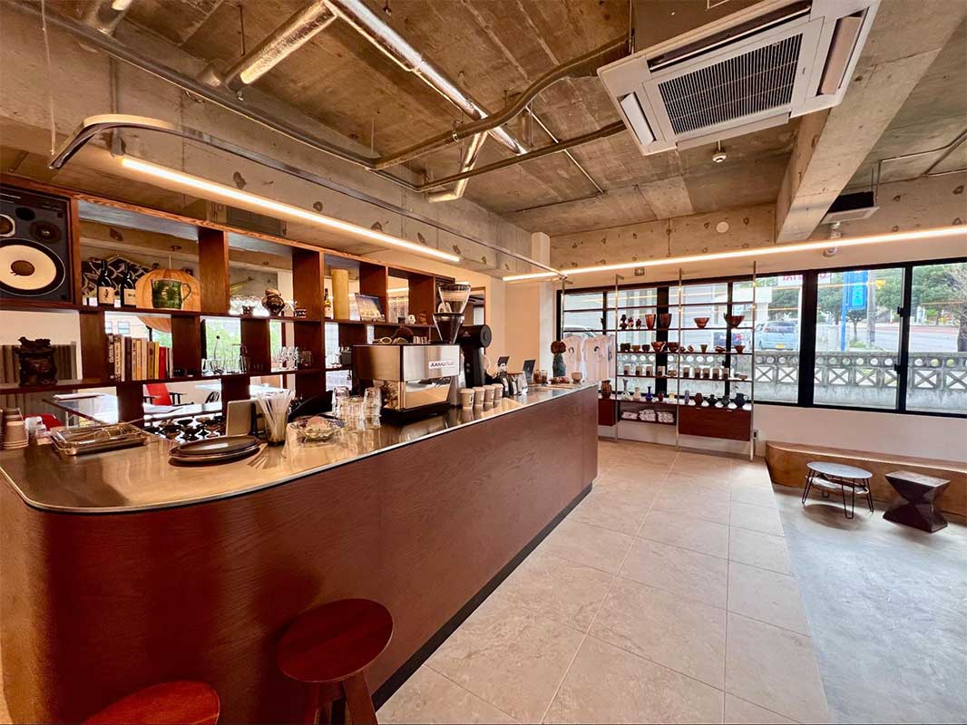 美容師オーナーが手がけた美的空間！コーヒー・ワイン・アートが交差する洗練カフェ「SANSE（サンス） 」（浦添市）