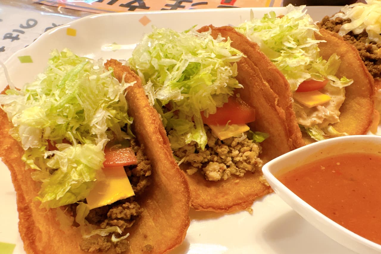 王道まさにここにあり！半世紀以上にわたり世代を越えて愛される老舗、元祖沖縄タコス「チャーリー多幸寿（タコス）」（沖縄市）