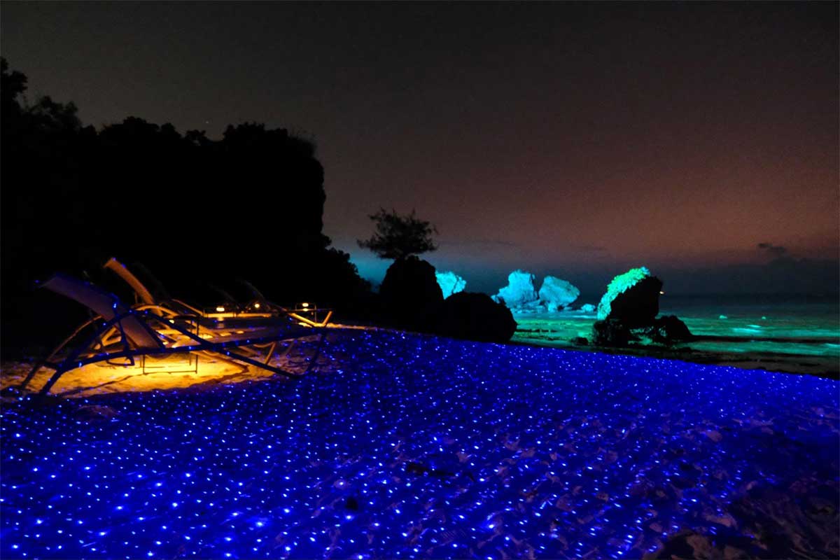 幻想的な夜の海辺へ。星野リゾート「バンタカフェ」で開催される「イルミーバンタ 海辺の夜あかり」で沖縄の特別な冬体験