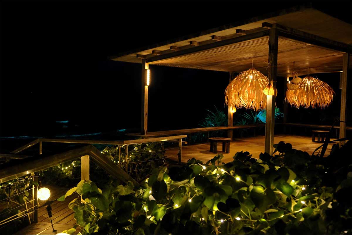 幻想的な夜の海辺へ。星野リゾート「バンタカフェ」で開催される「イルミーバンタ 海辺の夜あかり」で沖縄の特別な冬体験