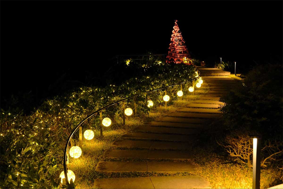 幻想的な夜の海辺へ。星野リゾート「バンタカフェ」で開催される「イルミーバンタ 海辺の夜あかり」で沖縄の特別な冬体験