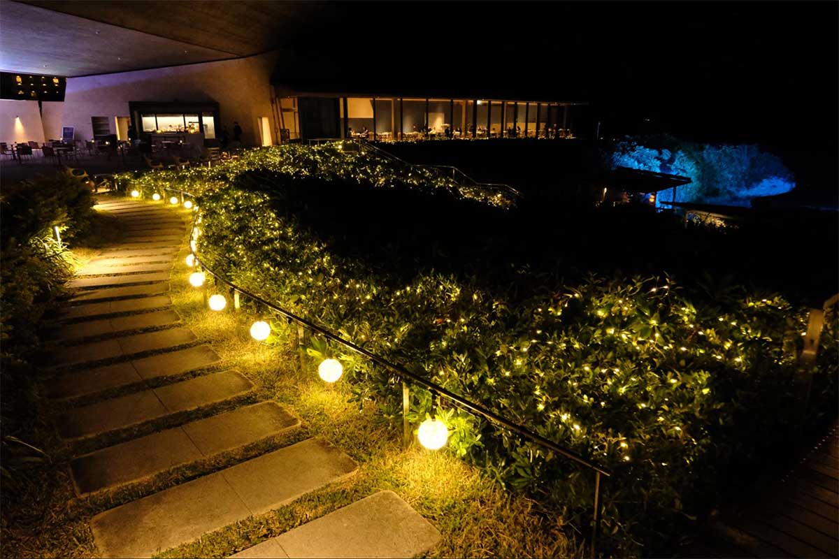 幻想的な夜の海辺へ。星野リゾート「バンタカフェ」で開催される「イルミーバンタ 海辺の夜あかり」で沖縄の特別な冬体験