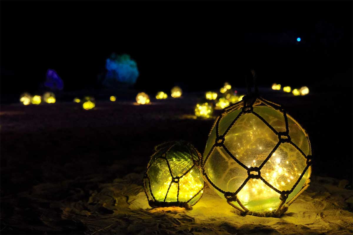 幻想的な夜の海辺へ。星野リゾート「バンタカフェ」で開催される「イルミーバンタ 海辺の夜あかり」で沖縄の特別な冬体験