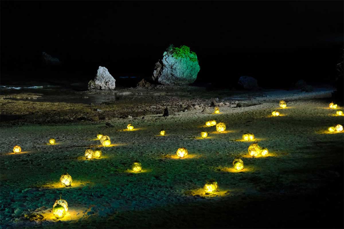 幻想的な夜の海辺へ。星野リゾート「バンタカフェ」で開催される「イルミーバンタ 海辺の夜あかり」で沖縄の特別な冬体験