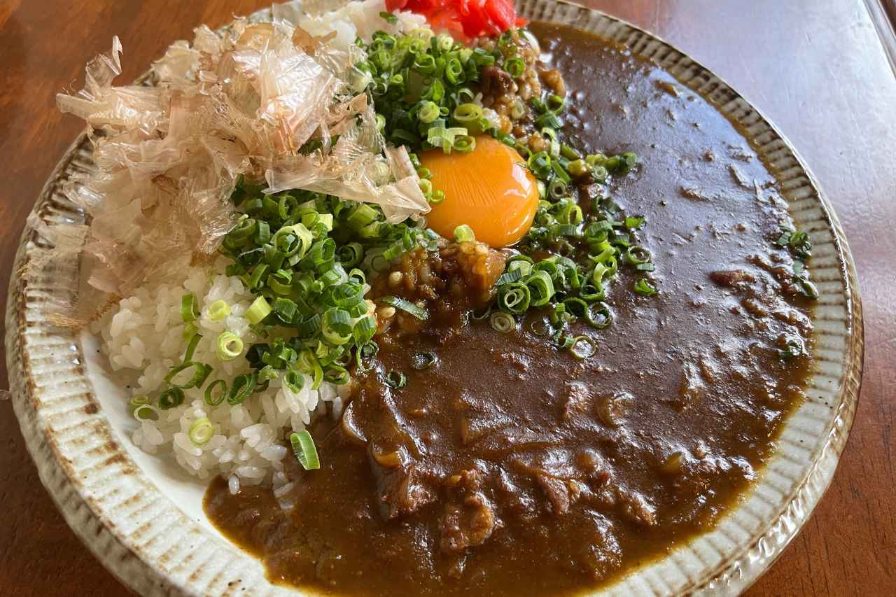 ホリエモン監修の絶品カレー店！「カレーだしっ！feat.つきしろそば」で味わう新感覚の“進化系カレー”（浦添市）