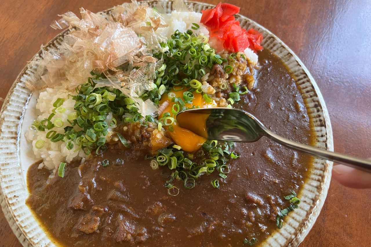 ホリエモン監修の絶品カレー店！「カレーだしっ！feat.つきしろそば」で味わう新感覚の“進化系カレー”（浦添市）