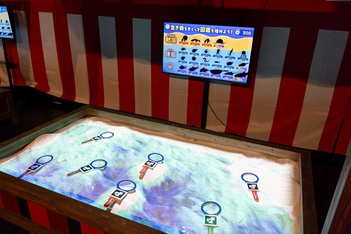 沖縄でデジタル金魚すくい！？リアルの砂場を掘ってお魚ゲット！「ザ☆ちゅら海すくい」新登場のリトルユニバースOKINAWAでお祭りを楽しもう