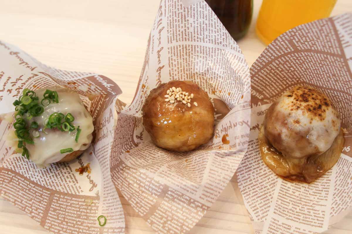 あぐー豚を肉巻きおにぎりとサンドイッチで！「琉球ライスボール」で叶える至福の国際通り食べ歩き（那覇市）