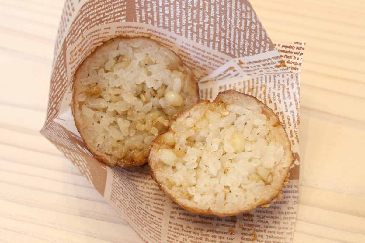 あぐー豚を肉巻きおにぎりとサンドイッチで！「琉球ライスボール」で叶える至福の国際通り食べ歩き（那覇市）