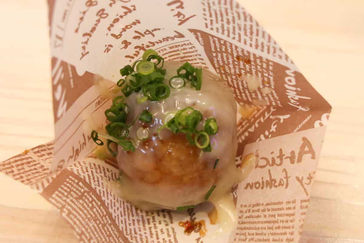 あぐー豚を肉巻きおにぎりとサンドイッチで！「琉球ライスボール」で叶える至福の国際通り食べ歩き（那覇市）