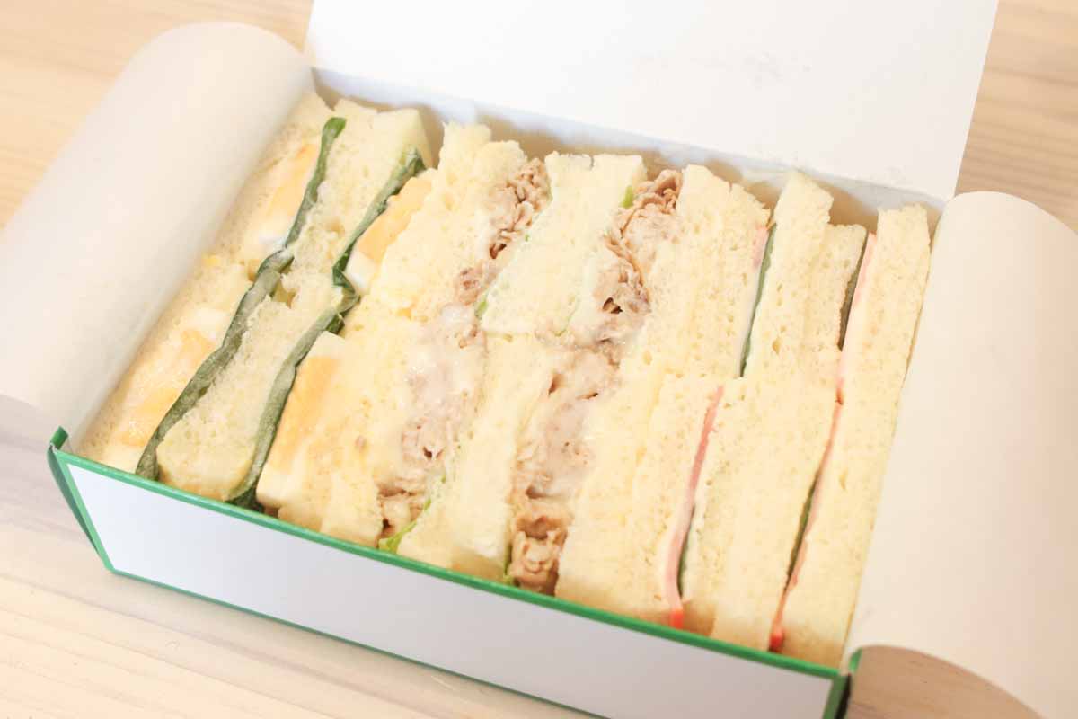 あぐー豚を肉巻きおにぎりとサンドイッチで！「琉球ライスボール」で叶える至福の国際通り食べ歩き（那覇市）